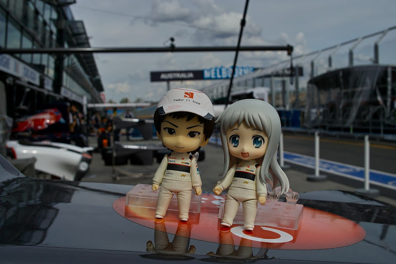 анимешные фигурки Камуи Кобаяши и девушки с серебряными волосами на фоне Альберт-парка на Гран-при Австралии 2012