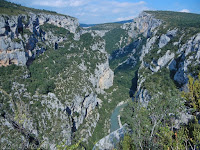 Auf der Höhenstraße D71 an der Südseite des Grand Canyon du Verdon (Corniche Sublime) nach Osten.
Der Verdon hat sich hier ein sehr tiefes und eindrucksvolles Bett gegraben.
An der Nordseite des Canyon verlaufen die D952 und D23 (Route des Cretes). Die südliche D71 bietet die vergleichsweise bemerkenswerteren Blicke in den Canyon.