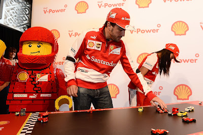 Фернандо Алонсо с детьми играют в лего Ferrari перед Гран-при Австралии 2013