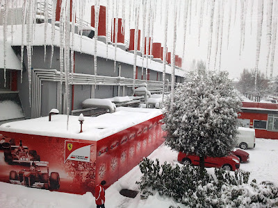 завод Ferrari под снегом и в сосульках в Маранелло 2 ферваля 2012