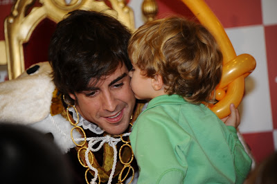 Фернандо Алонсо целует ребенок на рождественском мероприятии Santander Межсезонье 2011-2012