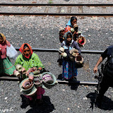 Tarahumaras vendendo artesanato e policial que faz a segurança do trem - CHEPE, rumo a Barrancas de Cobre, México