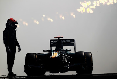 Хейкки Ковалайнен и его болид Caterham после взрыва мотора во время первой сессии свободных заездов на Гран-при Монако 2012