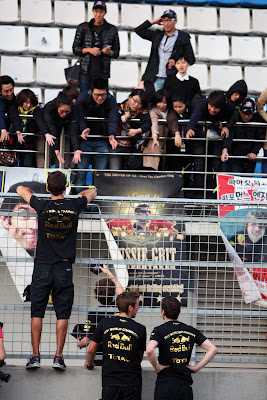 механики Red Bull заимствуют у своих болельщиков плакаты на Гран-при Кореи 2011