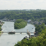 DSC05491.JPG - 1.06.2015. Namur;  widok z twierdzy na dolinę Mozy (w górę rzeki; na pierwszym planie jaz spiętrzajacy ze śluza)