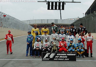 Михаэль Шумахер идет на фотосессию по случаю окончания сезона на Гран-при Бразилии 2004