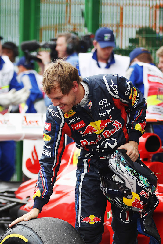 Себастьян Феттель гладит свою резину Pirelli после квалификации на Гран-при Бразилии 2011