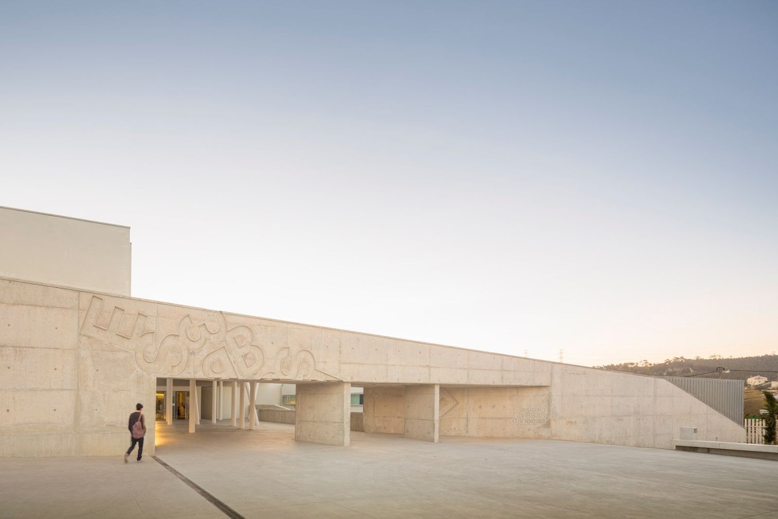 Caneças High School by ARX