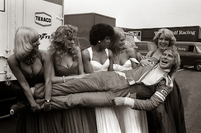Джеймс Хант на руках у девушек на в Брэндс-Хэтч на Гран-при Великобритании 1976