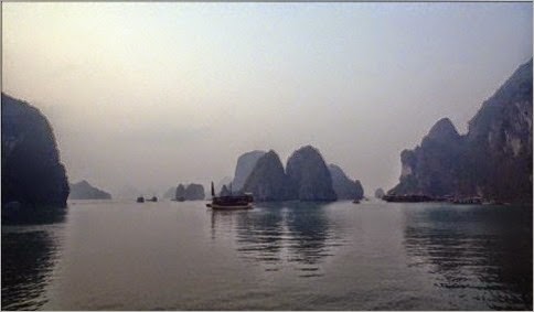 996529912-bahia-de-halong-ferry-vietnam-formacion-rocosa