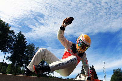 прыжок Льюиса Хэмилтона после схода на Гран-при Бельгии 2012