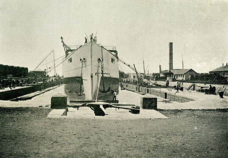 El PRINCESA DE ASTURIAS en el dique. Foto de la revista EL MUNDO NAVAL ILUSTRADO. Año 1898.jpg