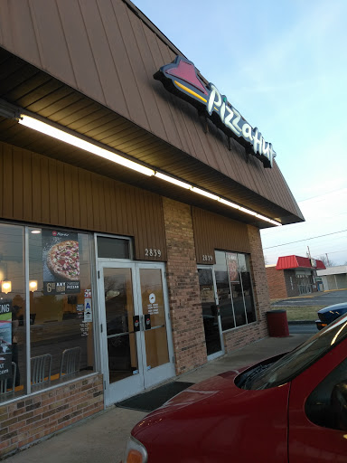 Pizza Restaurant «Pizza Hut», reviews and photos, 2839 Patterson Rd, Florissant, MO 63031, USA