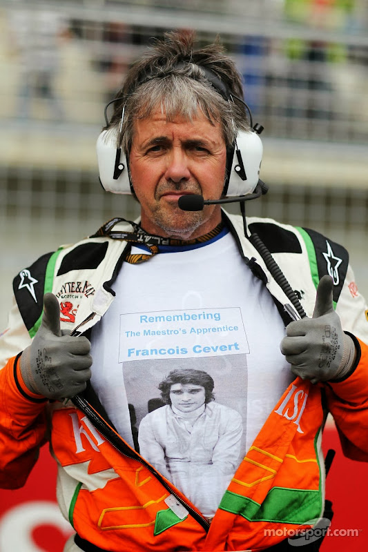 Нил Дики в футболке Франсуа Севера на стартовой решетке Йонама на Гран-при Кореи 2013