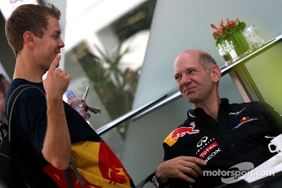 Себастьян Феттель показывает палец Эдриану Ньюи на Гран-при Сингапура 2011