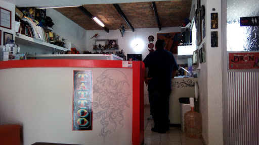 Pyron Tattoo Shop, Calle Otoño 21, Zona Centro, 37980 San José Iturbide, Gto., México, Estudio de tatuajes | GTO