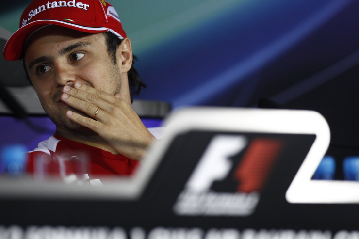 Фелипе Масса шепчет что-то на пресс-конференции в четверг на Гран-при Бахрейна 2012