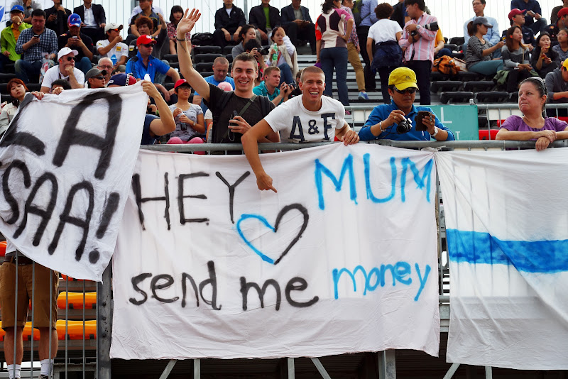 финский болельщик просит прислать деньги - баннер на Гран-при Кореи 2013