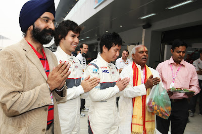 болид Sauber проходит церемонию освящения на Гран-при Индии 2011