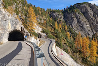 Passo di Falzarego (2105m), Südrampe. Kehrtunnel. Blick zurück.