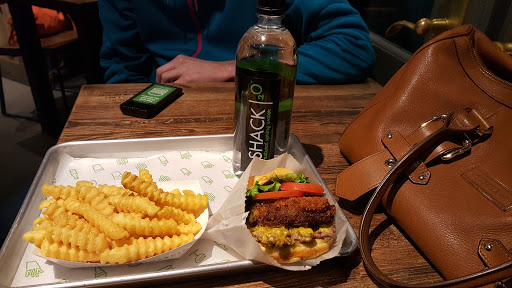 Hamburger Restaurant «Shake Shack - DUMBO», reviews and photos, 1 Old Fulton St, Brooklyn, NY 11201, USA