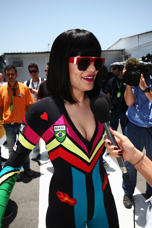Jessie J дает интервью на Гран-при Бразилии 2011