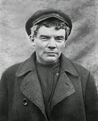 lenin-in-disguise-1916