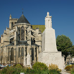 DSC05917.JPG - 11.06.2015. Soissons; Place de la Republique; w tle Katedra św. Gerwazego i św. Protazego w porannym słońcu