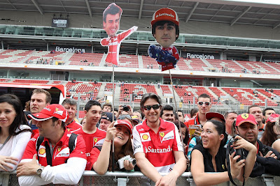 картонные фигурки Фернандо Алонсо от болельщиков Каталуньи на Гран-при Испании 2013