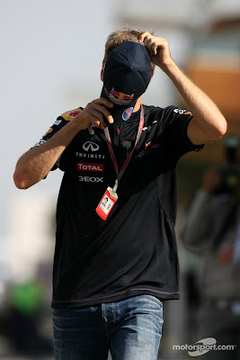 Себастьян Феттель фэйспалмит кепкой на Гран-при Кореи 2011
