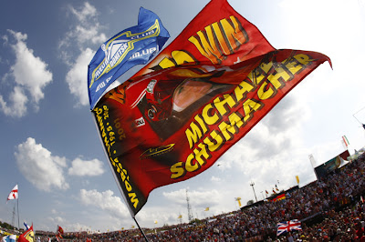 флаги болельщов Михаэля Шумахера и Chevrolet Aveo Donetsk club на Гран-при Венгрии 2012