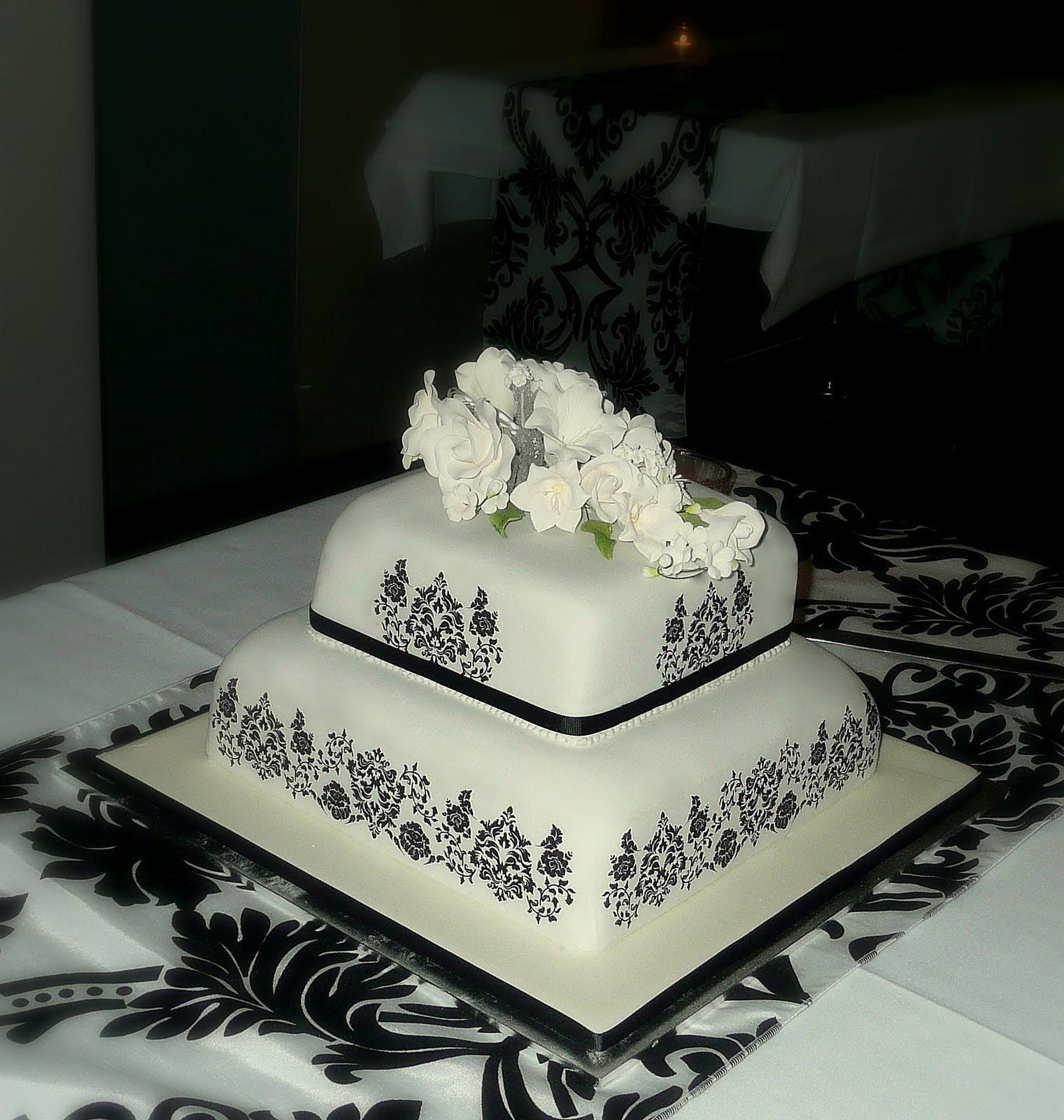 wedding cake black white