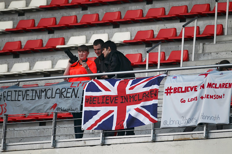 болельщики McLaren BelieveInMcLaren на трибунах Каталуньи на предсезонных тестах 2012 в Барселоне 3 марта 2012