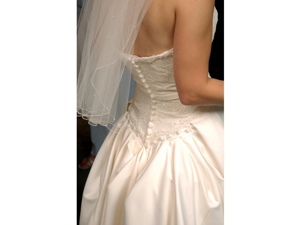 4   Used Wedding Dresses