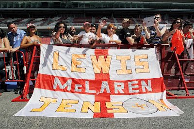 болельщики McLaren с флагом на Гран-при Испании 2012