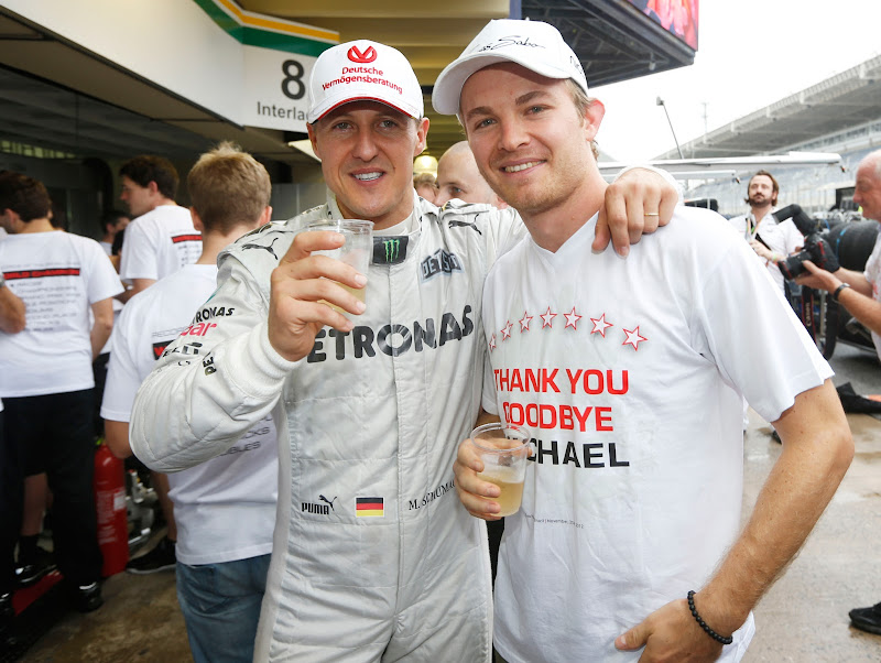 Михаэль Шумахер и Нико Росберг пьют шампанское на Гран-при Бразилии 2012