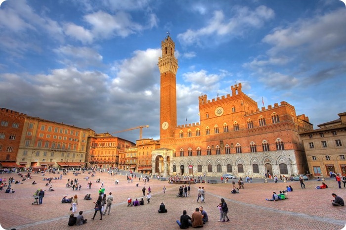 Scoprendo Siena, una delle città più belle d’Italia, adagiata sulle dolci e famose colline toscane.