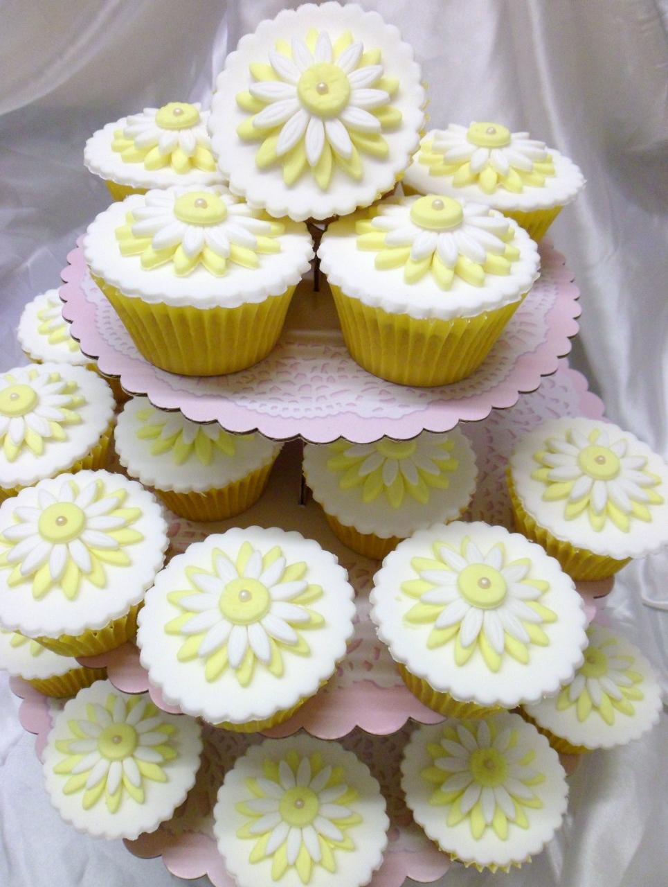 Spring Daisy wedding Cupcakes