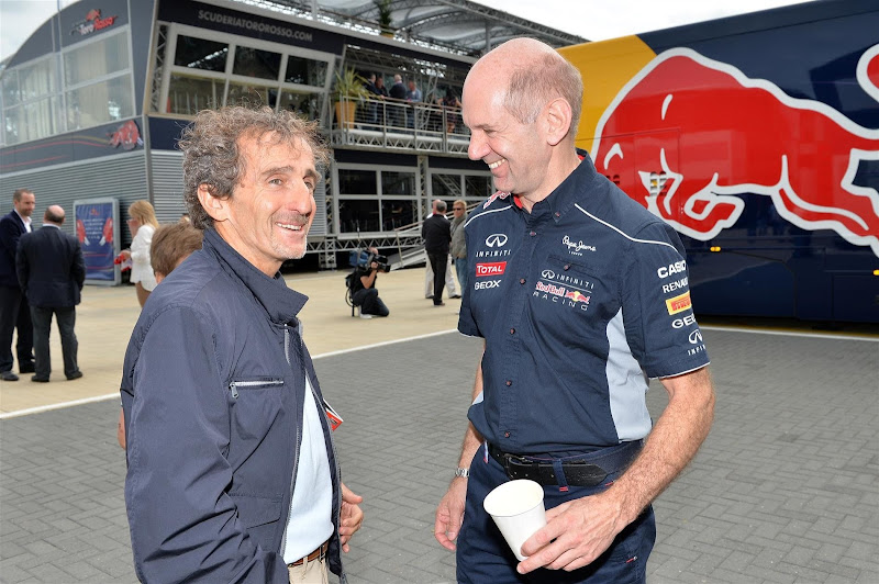 улыбающиеся Алан Прост и Эдриан Ньюи на Гран-при Великобритании 2013