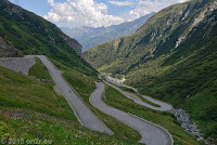 Vom San Gotthard auf der alten gepflasterten Gotthardstraße durch das Val di Tremola (Tal des Zitterns) hinunter nach Airolo.