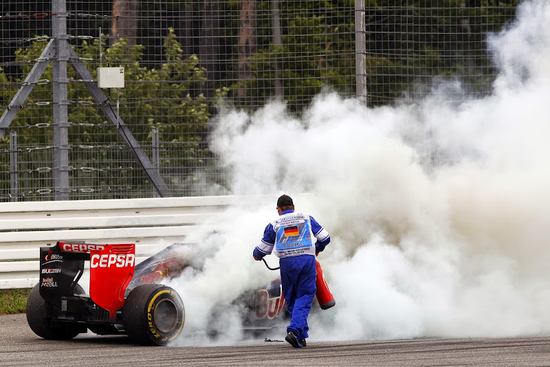Toro Rosso Даниила Квята в огне на Гран-при Германии 2014