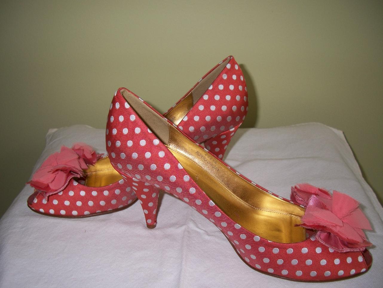 I got a nice little email with these adorable wedding shoes from Gretchen at