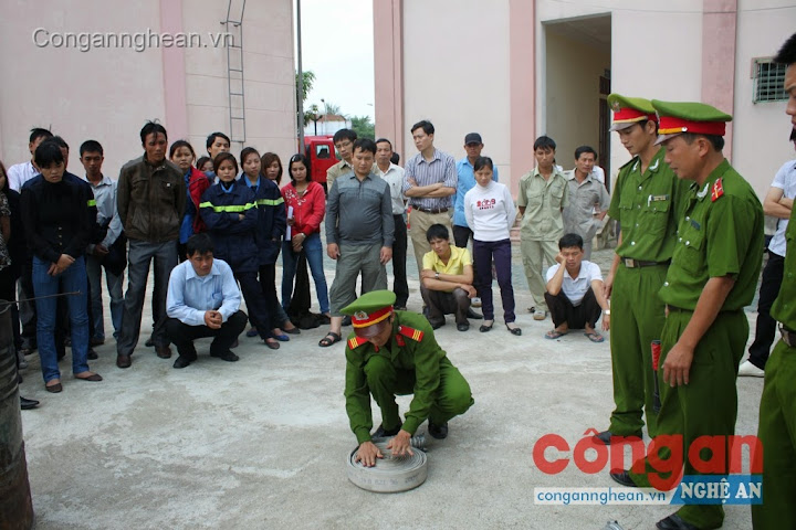 Cán bộ Cảnh sát PC&CC tỉnh Nghệ An hướng dẫn cán bộ, công nhân viên các cơ quan, doanh nghiệp phương án PCCC