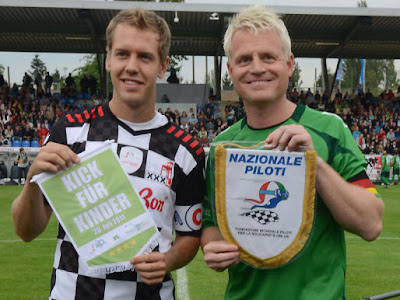 Себастьян Феттель и капитан другой команды на футбольном матче в дни уикэнда Гран-при Германии 2011