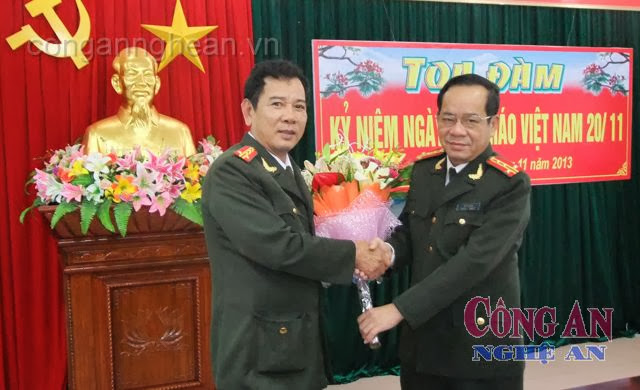 Đại tá Hồ Sỹ Tuấn, Phó Giám đốc tặng hoa chúc mừng Trung tâm huấn luyện và bồi dưỡng nghiệp vụ Công an tỉnh