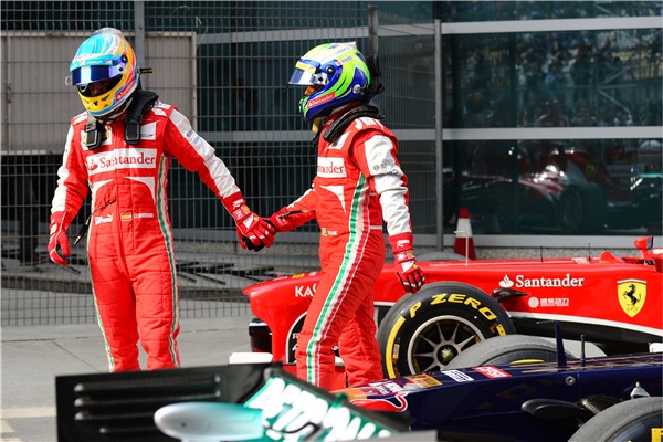 Фелипе Масса и Фернандо Алонсо держатся за руки на Гран-при Китая 2013