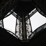 DSC06529.JPG - 21.06.2015. Paryż;  Pola Marsowe; wieża Eiffla w pochmurny dzień;