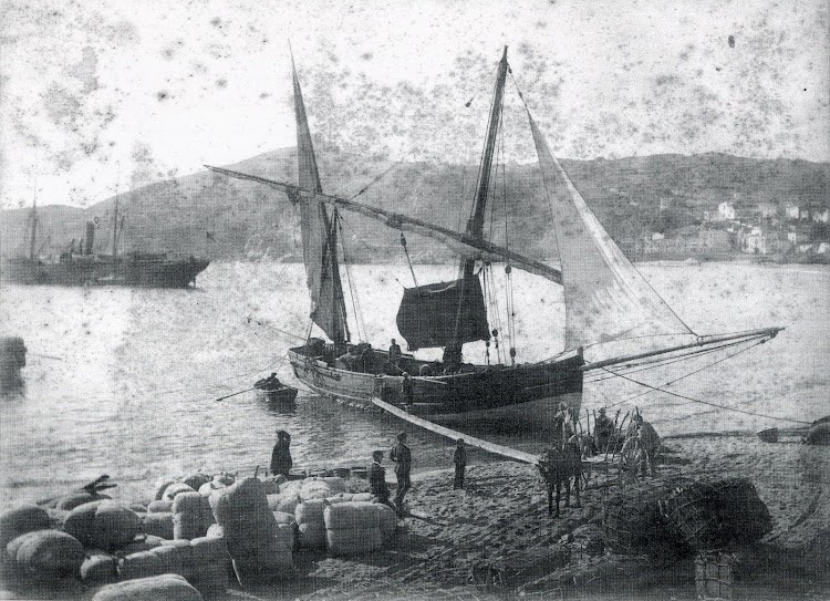 El llagut -o laud- PEPITO, tipica embarcación de navegación de cabotaje del Mediterraneo. Se aprecia en la playa las balas de corcho, durante muchos años principal producto de exportación del puerto.JPG