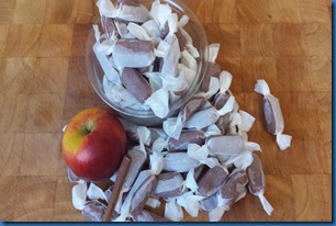 Apfel-Gewürz-Karamellen - fertig zum vernaschen als Einzelportionen in Backpapier gewickelt