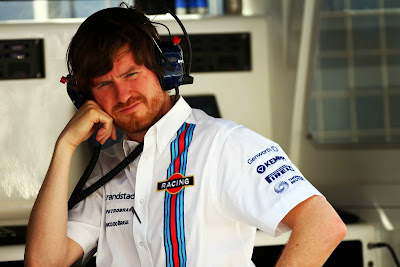 Роб Смедли на командном мостике Williams на Гран-при Бахрейна 2014